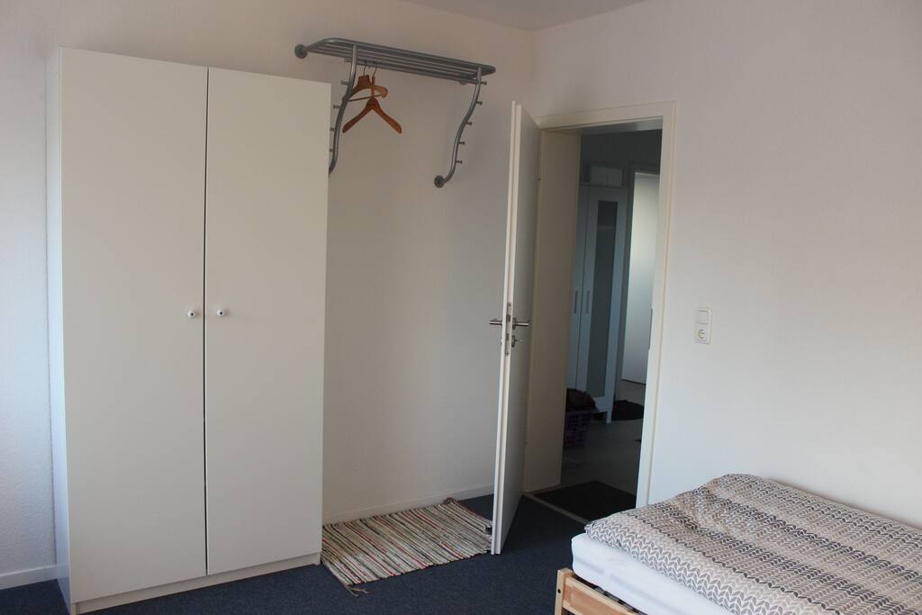 1. Einzelzimmer mit Zugang zum Balkon