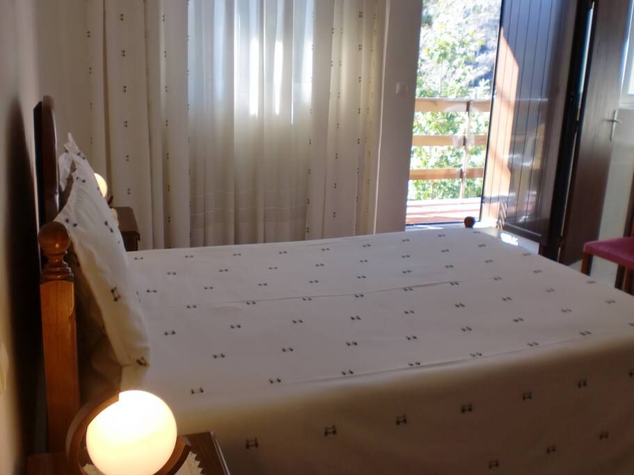 Quarto 1 -cama dupla wc privado TV e varanda