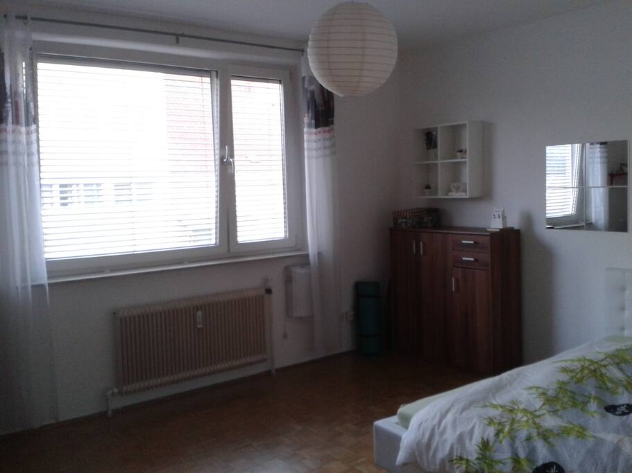 Großes Fenster und somit helles, freundliches Zimmer
