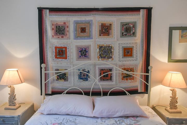 Bijela spavaća soba s bračnim krevetom (širine 150-179 cm)