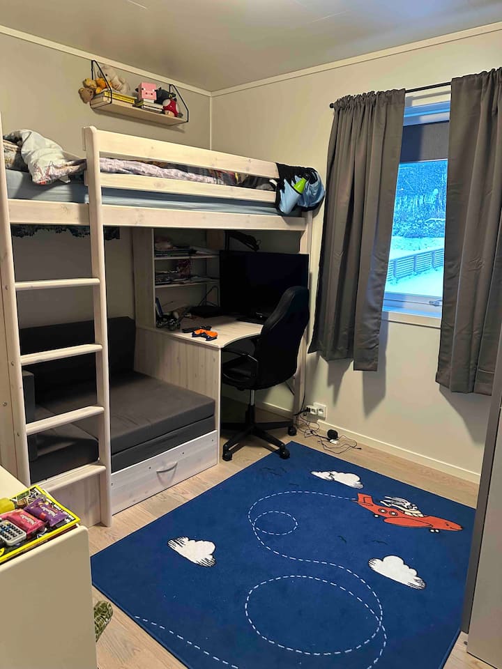 Dormitorio 3 con cama alta. Aquí puedes conseguir una cama individual en el piso si no quieres dormir arriba.