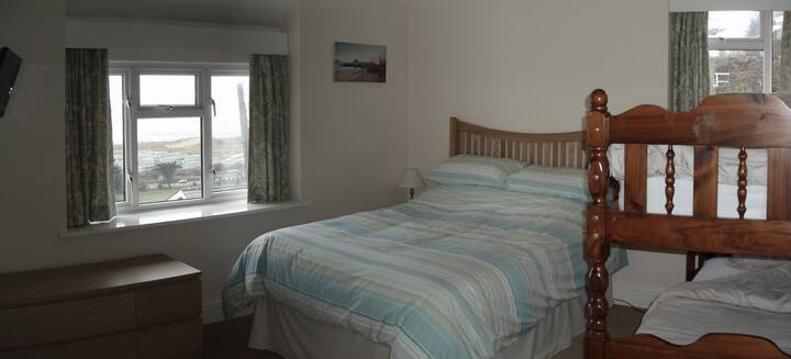 Bedroom 2 -  Sleeps 4 - 1 Double and full size bunk beds