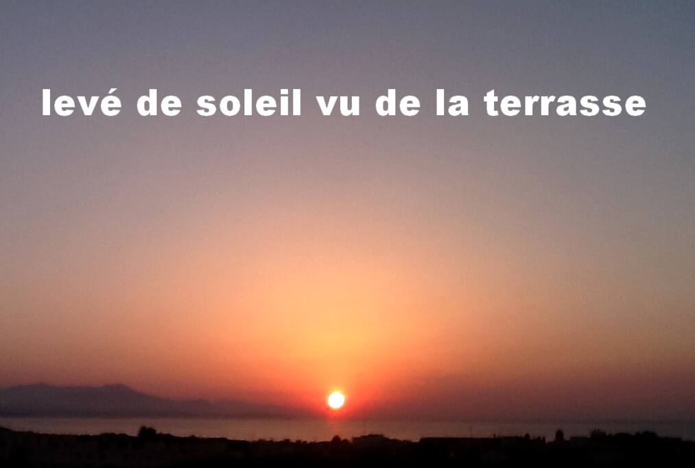 la terrasse au petit matin, sympa le p'tit dej !!!