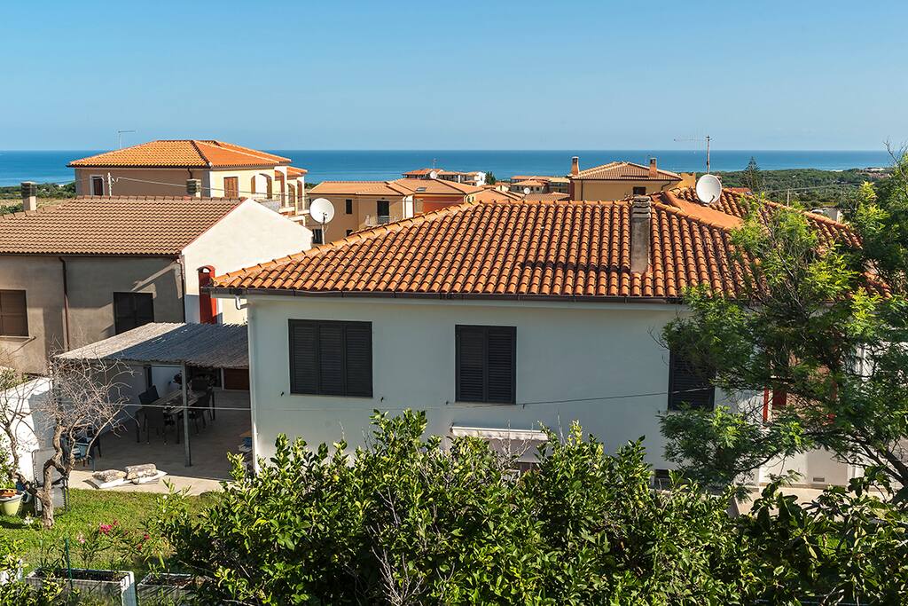 (IT) Vista sulla casa e sul giardino - (EN) The House and the Garden