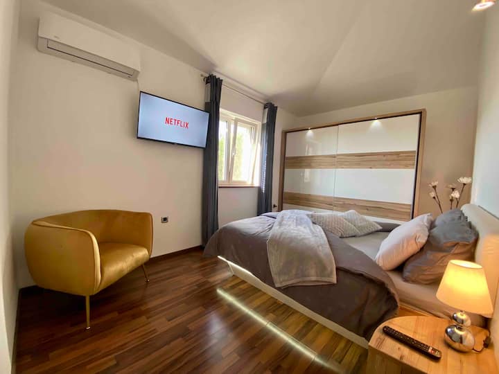 غرفة النوم رقم2 (سرير بحجم كبير - 200 × 160 سم)