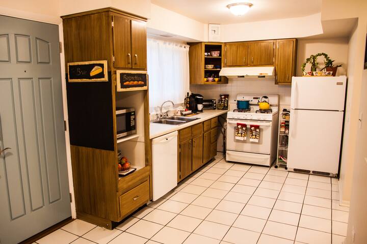 Ravenswood 4BR Rowhouse + Free Parking Included gallery image 5