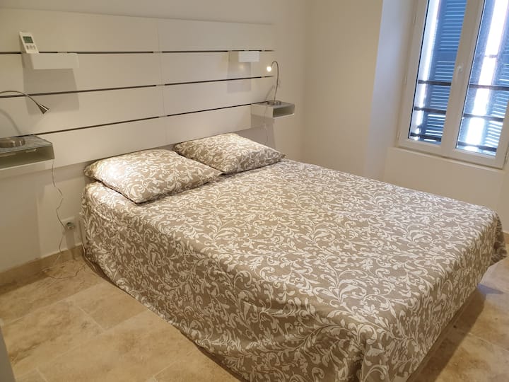 ห้องปรับอากาศขนาดใหญ่ 
เตียงคู่พร้อมฟูกหนาบนฐานเตียงไม้ระแนง
6 ลิ้นชักเก็บของใต้เตียง
ตู้เสื้อผ้าขนาดใหญ่พร้อมประตูบานเลื่อนพร้อมตู้เสื้อผ้า 2 ตู้และชั้นวางของ
หน้าต่างเปิดไปยังอาคารทั่วไปของหมู่บ้านเก่า