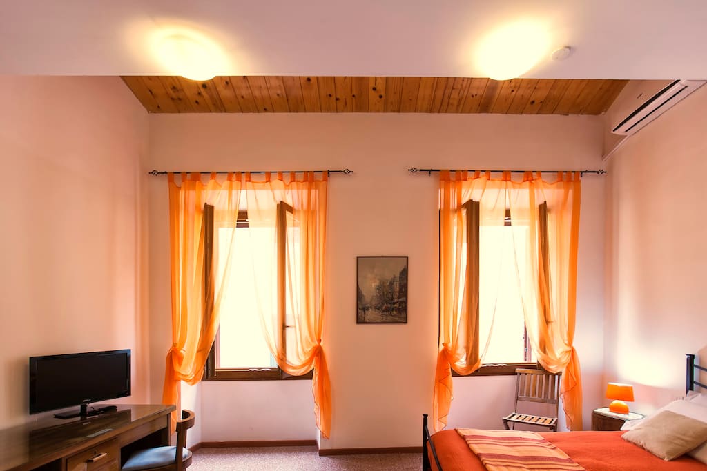 Double room with private external bathroom