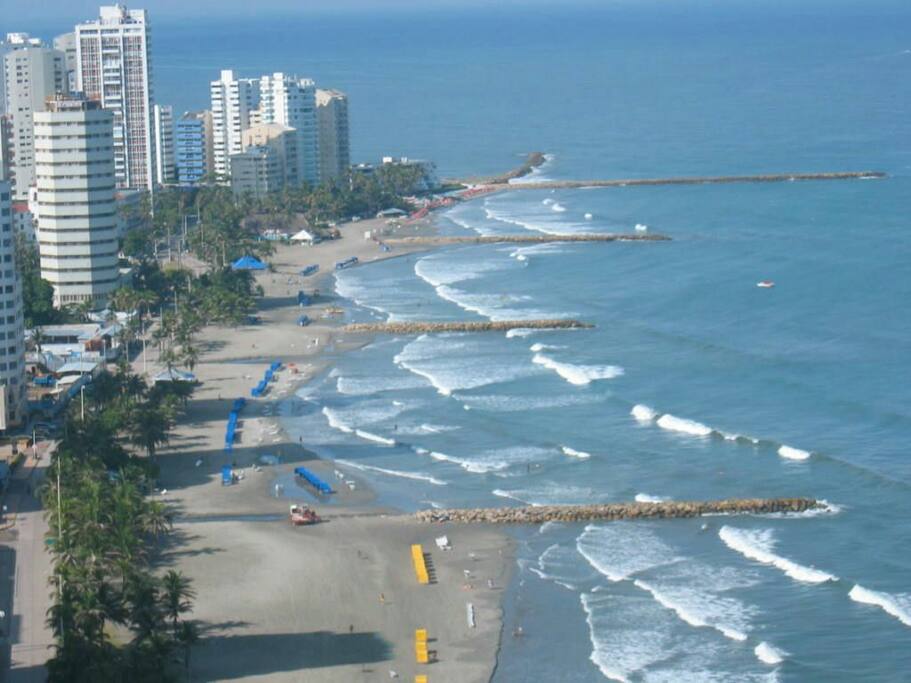 Playas de Bocagrande a una cuadra del alojamiento.
