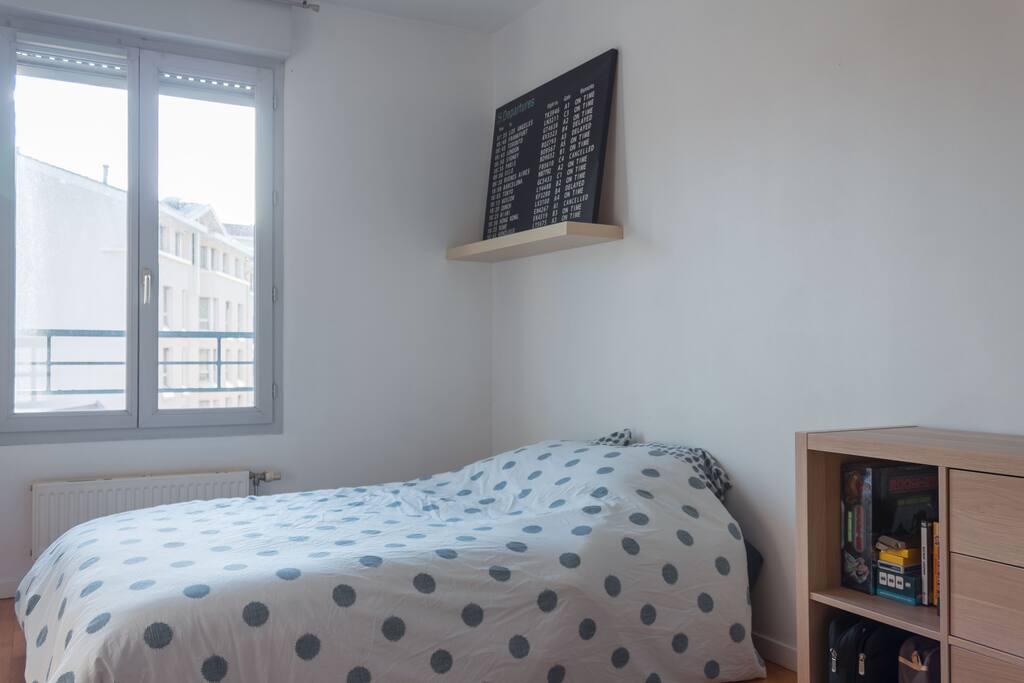 Votre chambre : le lit est un canapé convertible