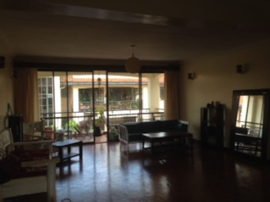 Lounge, guest now saying pics don´t make justice to actual awesome light, crap camera