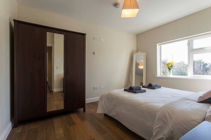 Large 5 Bd Family Home in Dublin w/Parking on site gallery image 3