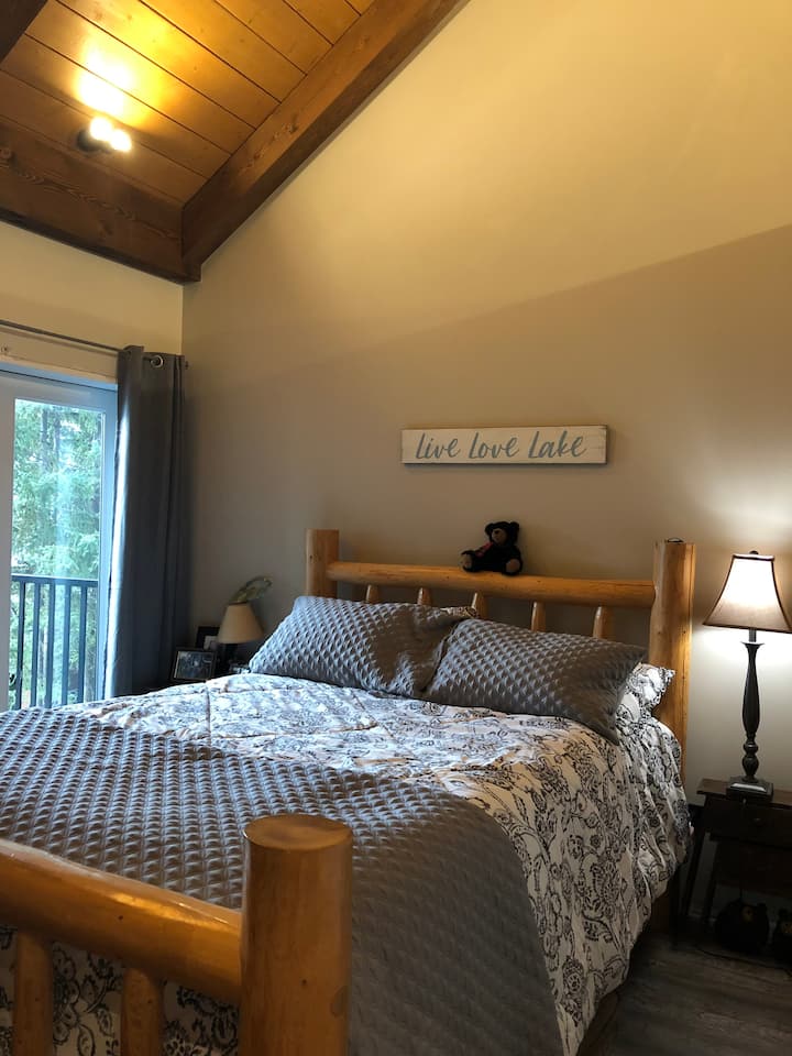 Chambre au deuxième étage, lit queen