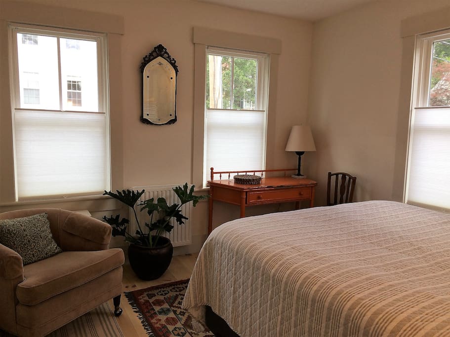 Bedroom with queen sized bed