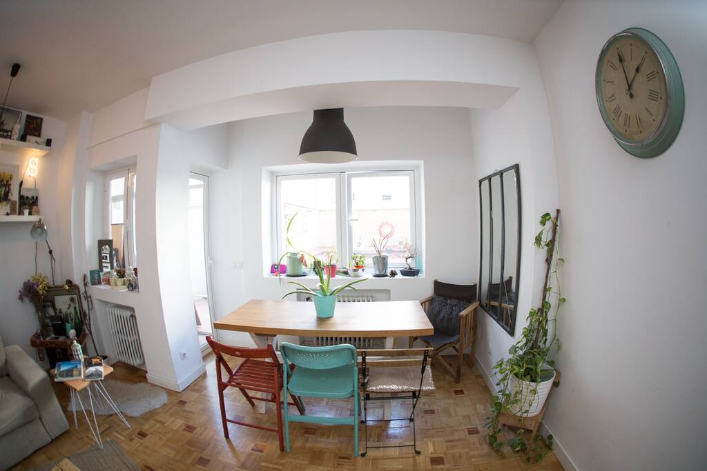 Detrás de esa ventana hay una terraza de 60m ideal para una comida de verano.