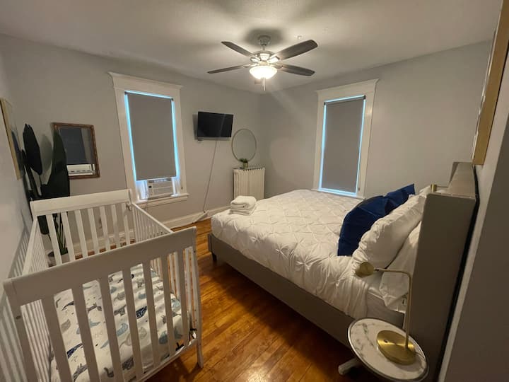 Bračni krevet (širine 180 - 200 cm) s bračnim krevetom, pametnim televizorom i roletnama za zamračivanje. Ova prostorija također ima prostrani ormar s glačalom, parom i daskom za glačanje. 