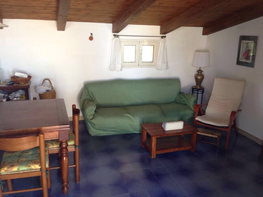 Divano, TV, tavolo soggiorno