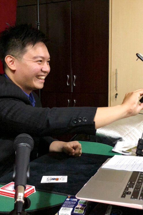 Show full-screen, host-provided image