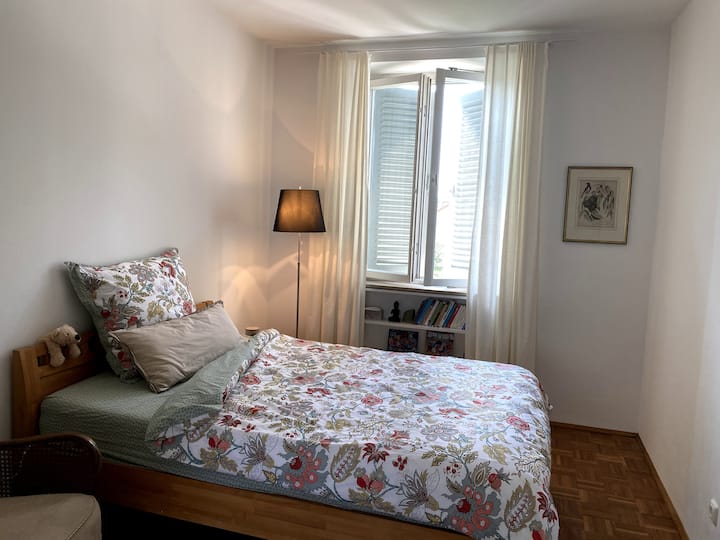 Chumba cha kulala chenye kitanda cha sentimita-140