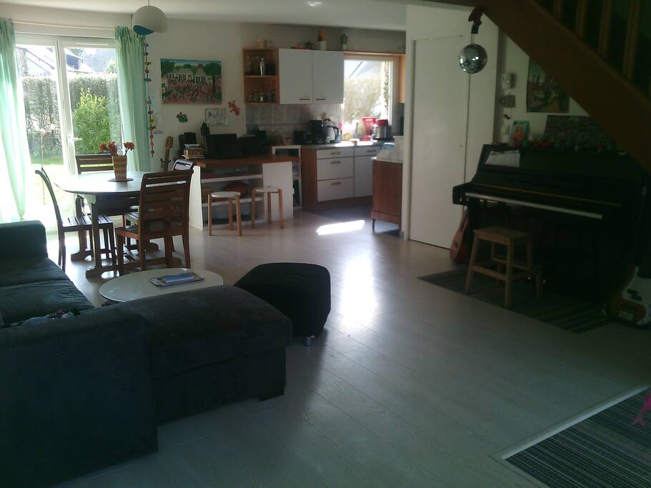 Grand séjour avec table (10 p.), canapé lit et accès pelouse / terrain plein sud