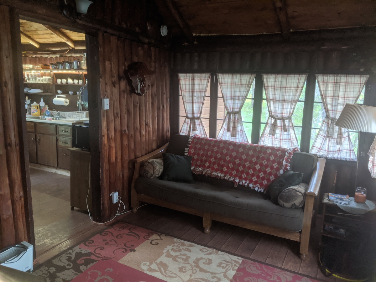 יש לנו פוטון שמתקפל כדי להציע מיטה נוחה בגודל מלא באופן מפתיע. מצעים לפוטון נמצאים מתחת למיטה בקטן מבין שני החדרים.