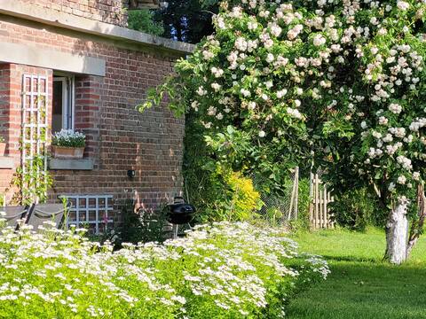 " Beds of Isle" Garden cottage, riverside lodge