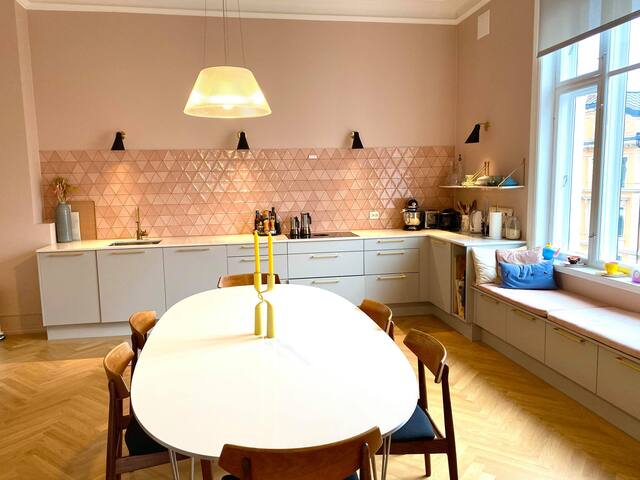 Stately, huge and luxury apartment gallery image 4