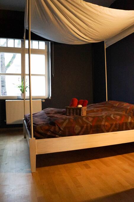 Schlafzimmer mit traumhaftem Himmelbett