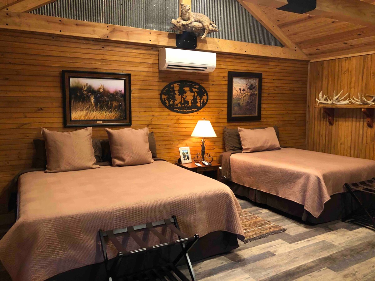 Chumba cha kulala chenye starehe nyingi katika nyumba kuu ya mbao- kitanda 1 cha mfalme na 1 cha malkia