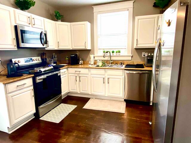 Cute Uptown Duplex gallery image 5