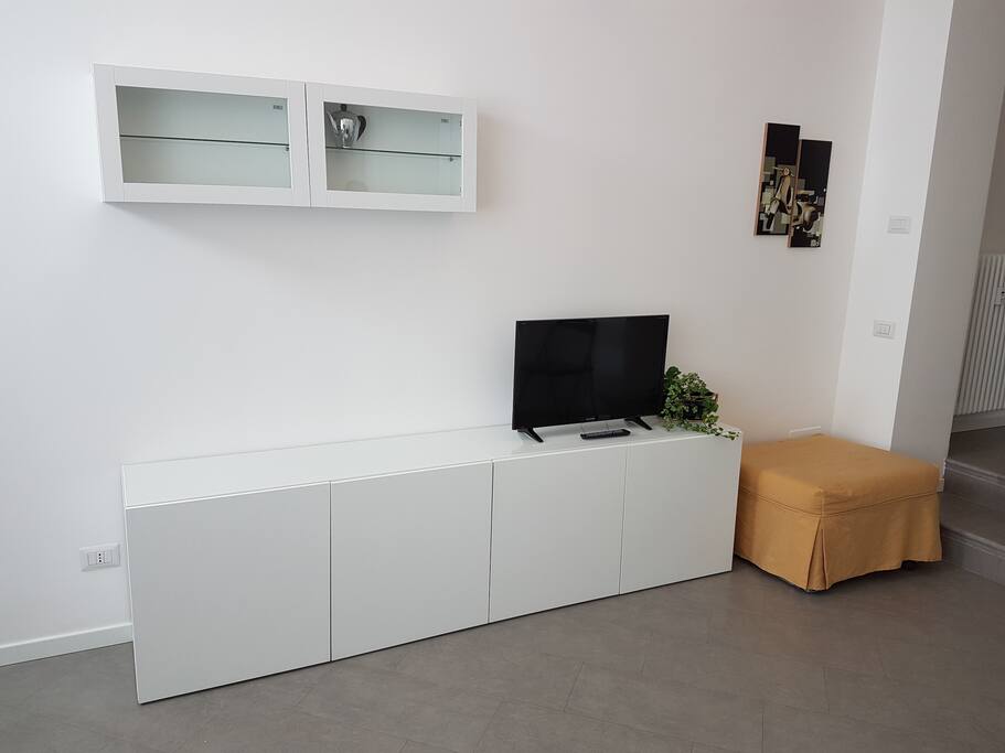 Zona soggiorno con TV e pouf letto