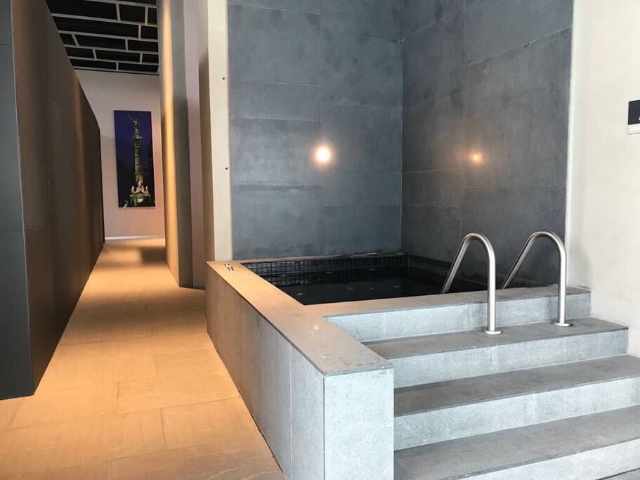 Este jacuzzicorresponde a la casa club, hay uno con agua fría y otro con agua caliente así como una sauna y regaderas, lavabos, lockers y vestidores a un lado.