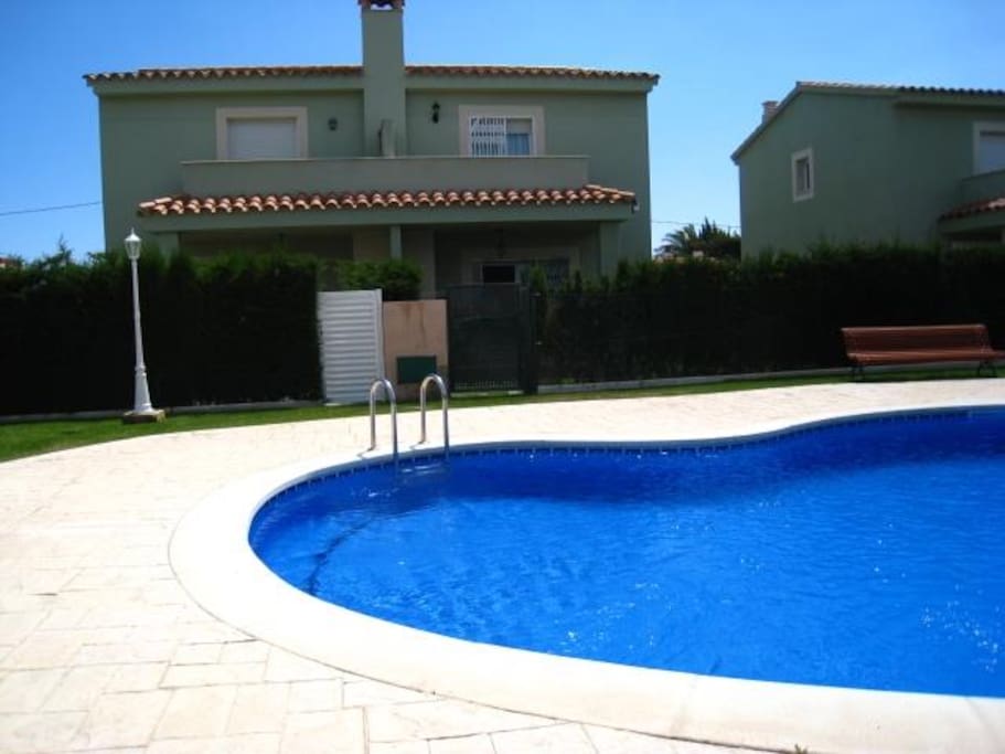 jardín comunitario y piscina