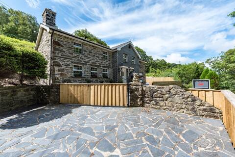Penrhiw/ Hilltop Pet Friendly Cottage