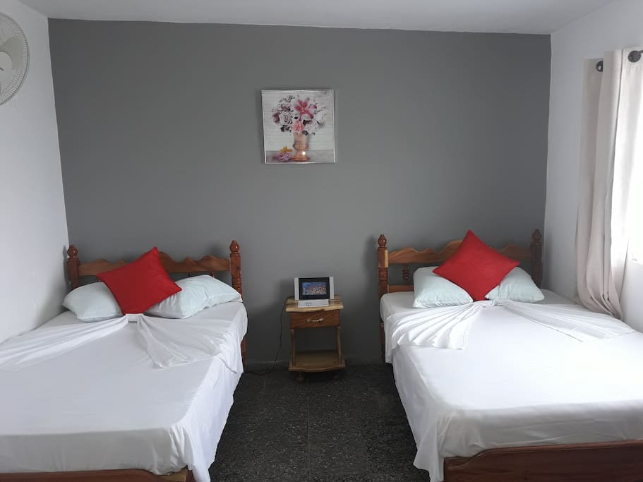 Bedroom (2 queen beds)