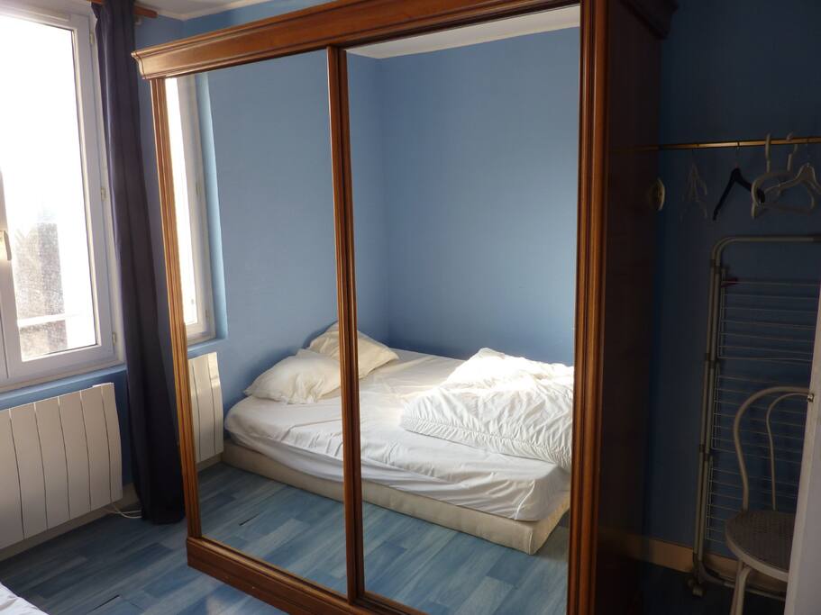 Armoire 1ère Chambre portes coulissantes en glace, lit de 2 personnes comprenant aussi un bureau