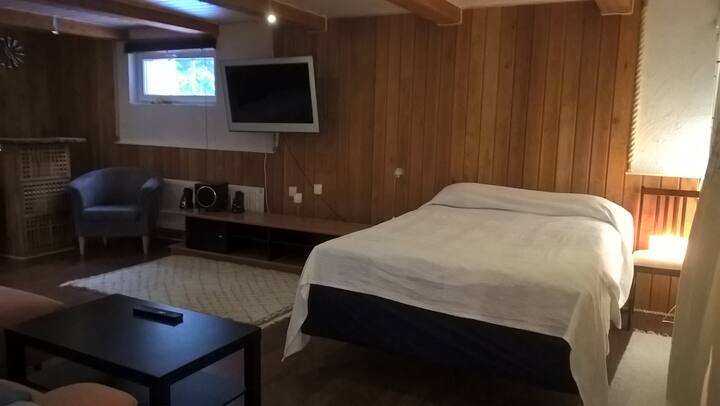 Საძინებელი 2 ქვემოთ კიბე, საწოლი 140 სმ სიგანის, დამატებითი საწოლი 90 სმ სიგანის
