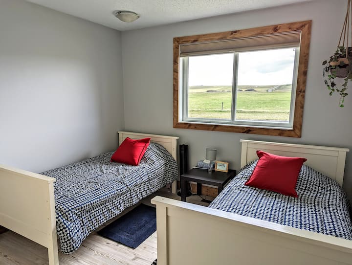 ห้องนอนผู้เข้าพักพร้อมวิวเขา มีเตียงแฝด 2 เตียงและตู้เสื้อผ้าขนาดใหญ่