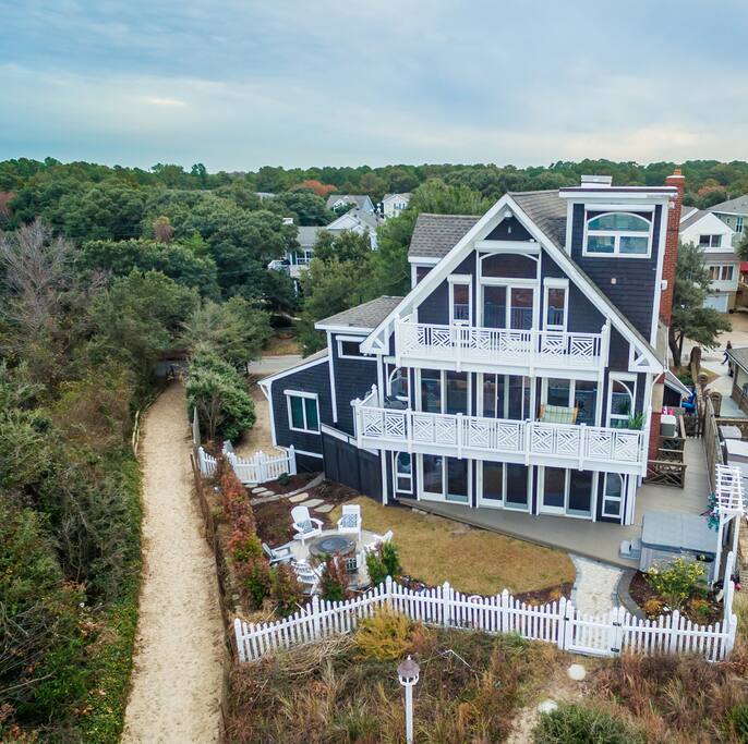 On the Beach ! A privately accessed apartment in 2 million dollar home on the beach