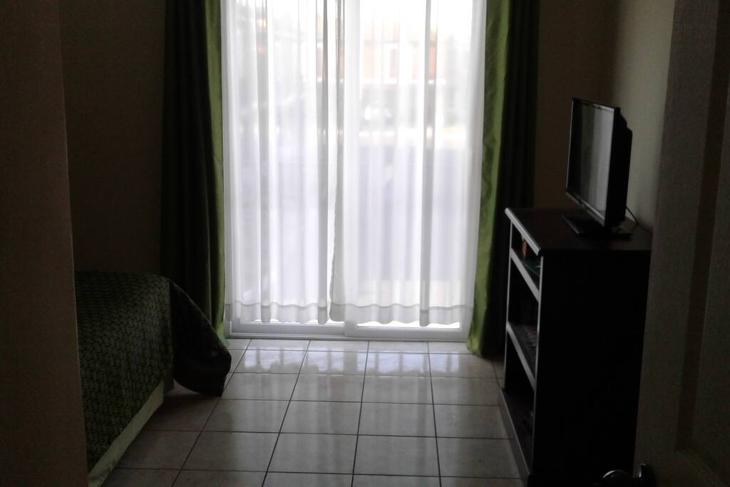 HABITACION CON PEQUEÑO BALCON Y TV