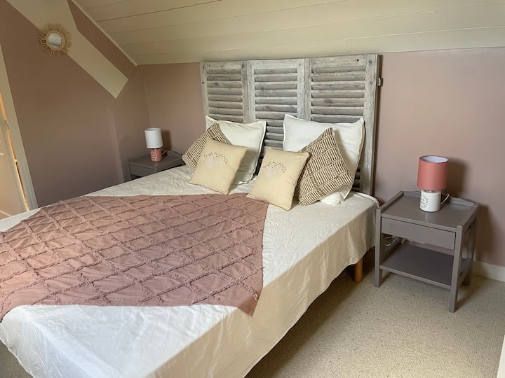 O 1º quarto da casa de hóspedes com uma cama 160