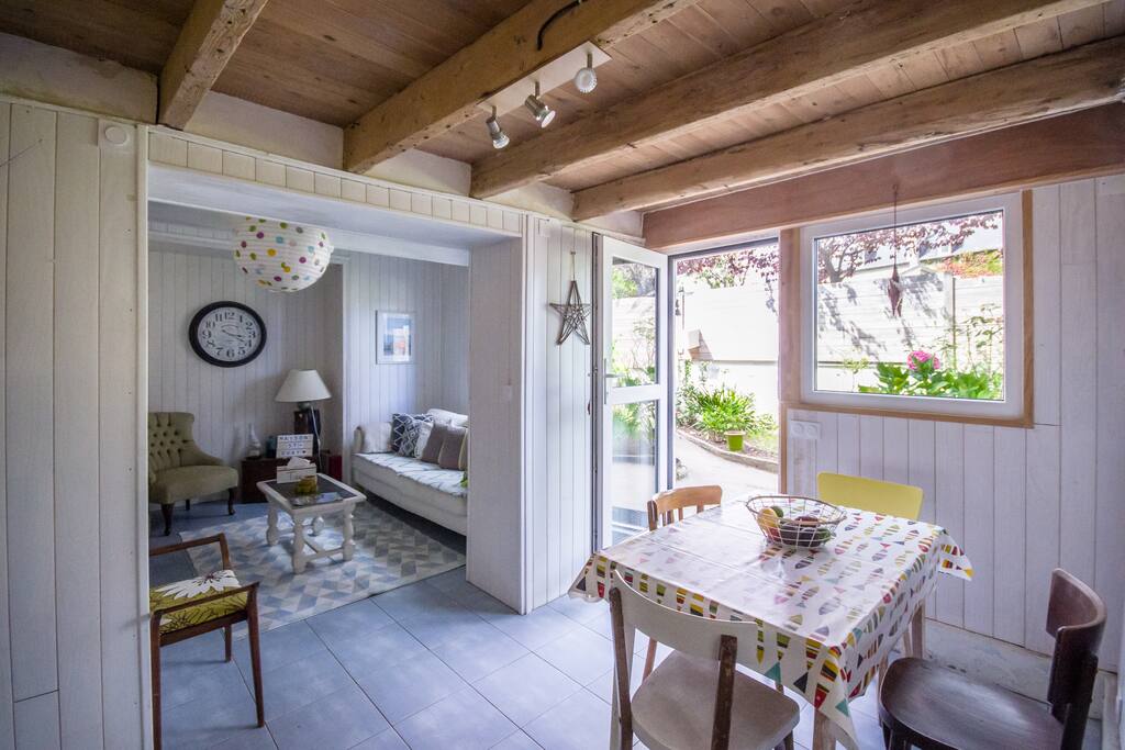 la cuisine donnant sur le salon