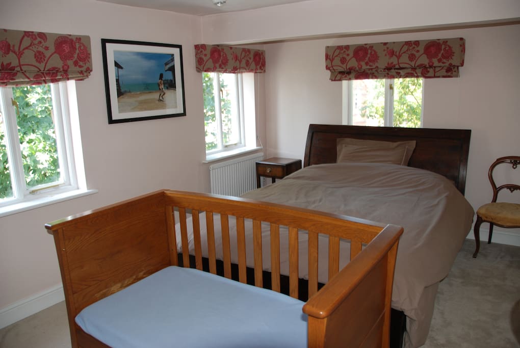 Super king-size double bedroom (with cot bed)
