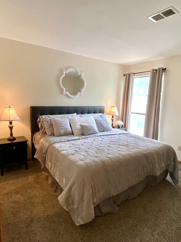 Kitanda cha ukubwa wa kifalme katika chumba cha msingi 