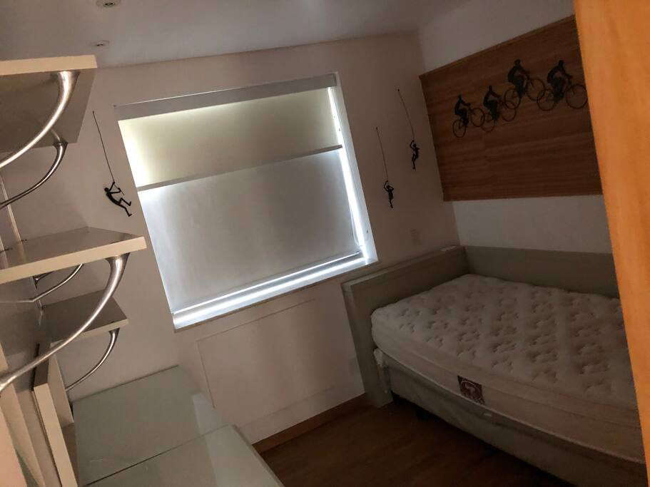 Quarto com cama de solteiro com bicama