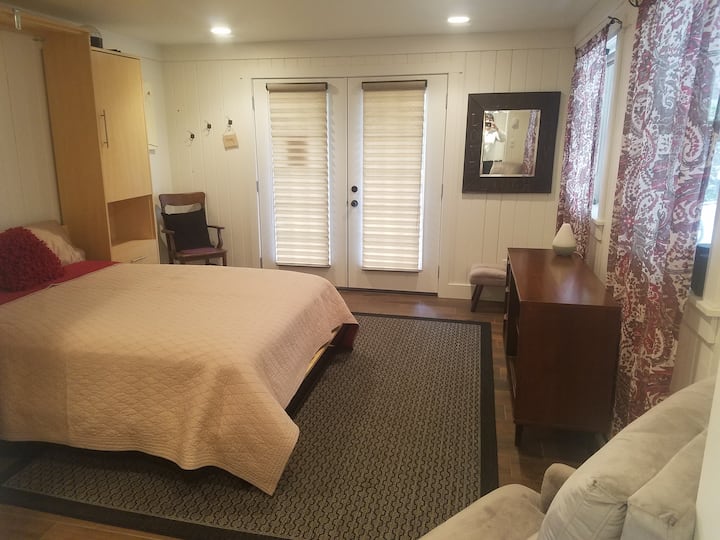 Dormitorio queen Murphy del piso principal en el piso principal.