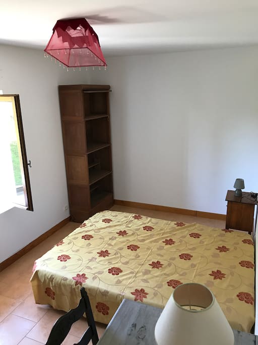 CHAMBRE DOUBLE CLAIRE ET BIEN EXPOSEE