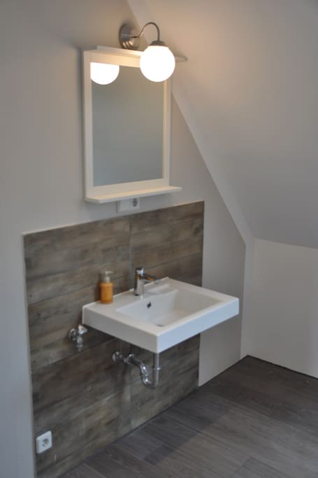 Bad mit Fenster: Dusche, Waschbecken, WC