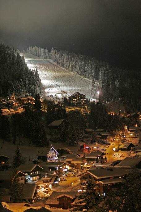 Vue de la piste éclairée depuis la terrasse
