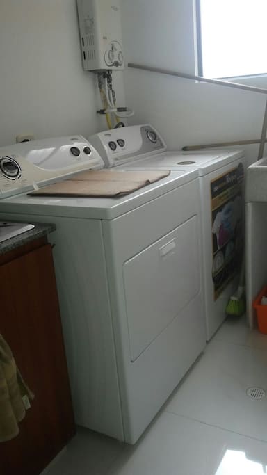 maquinas disponibles a su servicio. lavadora y secadora americanas, faciles de usar.